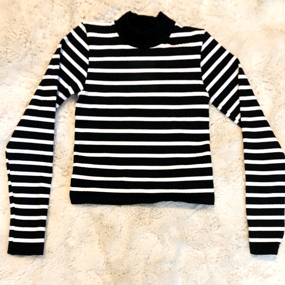 Black and white crop turtleneck